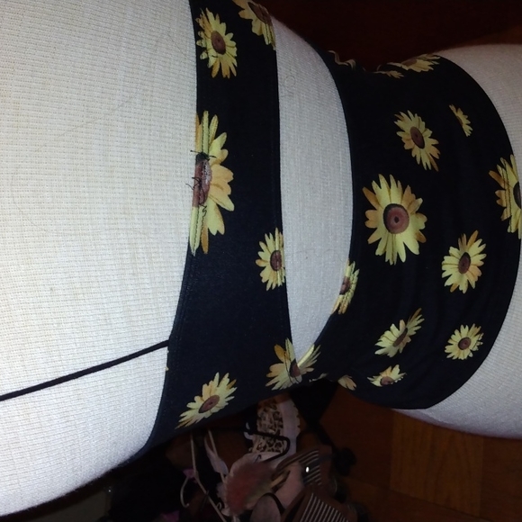 Very cute summer shirt black with sunflowers.... - Picture 3 of 4